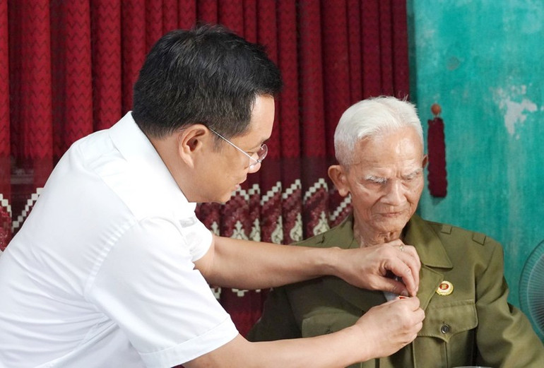 Bí thư Tỉnh ủy Lê Ngọc Quang gắn Huy hiệu 75 năm tuổi Đảng cho ông Phạm Cảnh Tượng. trao-2.jpg