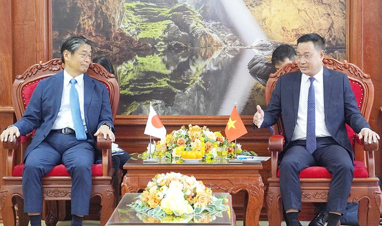 Bí thư Tỉnh ủy Quảng Trị Lê Ngọc Quang trao đổi với Đại sứ Ito Naoki về cơ hội hợp tác trong thời gian tới. nhat-2.jpg