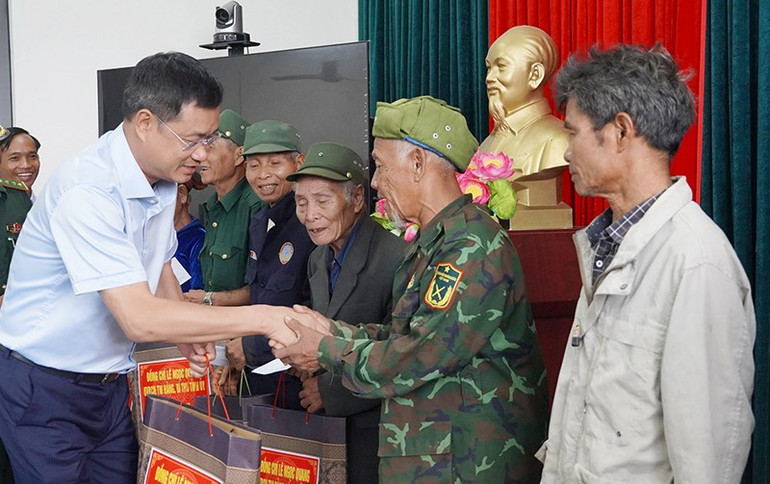 Bí thư Tỉnh ủy Lê Ngọc Quang tặng quà các gia đình chính sách tiêu biểu ở xã A Dơi. q2.jpg