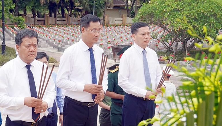 Các đồng chí trong Thường trực Tỉnh ủy Quảng Trị dâng hương tưởng nhớ các Anh hùng liệt sĩ yên nghỉ tại Nghĩa trang Liệt sĩ Ba Dốc. to-lam-3.jpg