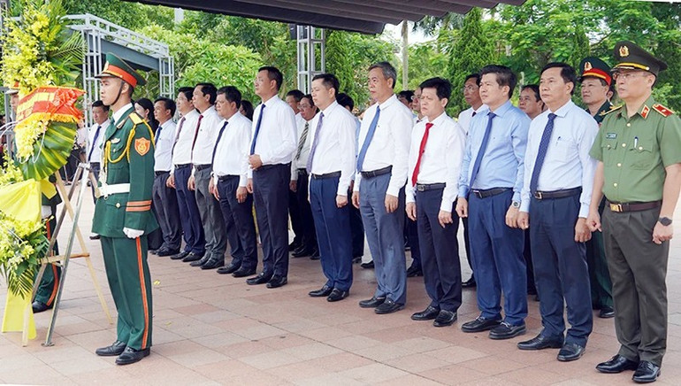 Đoàn đại biểu tỉnh Quảng Trị tưởng nhớ các Anh hùng liệt sĩ yên nghỉ tại Nghĩa trang Liệt sĩ quốc gia Đường 9. to-lam-2.jpg