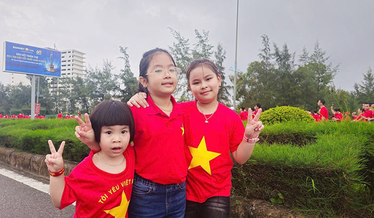 Trẻ em cũng hạnh phúc tham gia đi bộ. 9.jpg