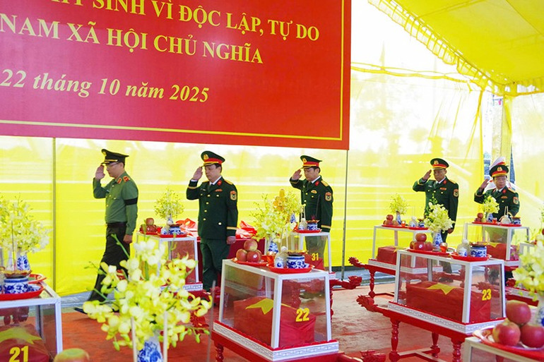 Thực hiện nghi thức tưởng nhớ, tri ân các anh hùng liệt sĩ. truy-dieu-333.jpg