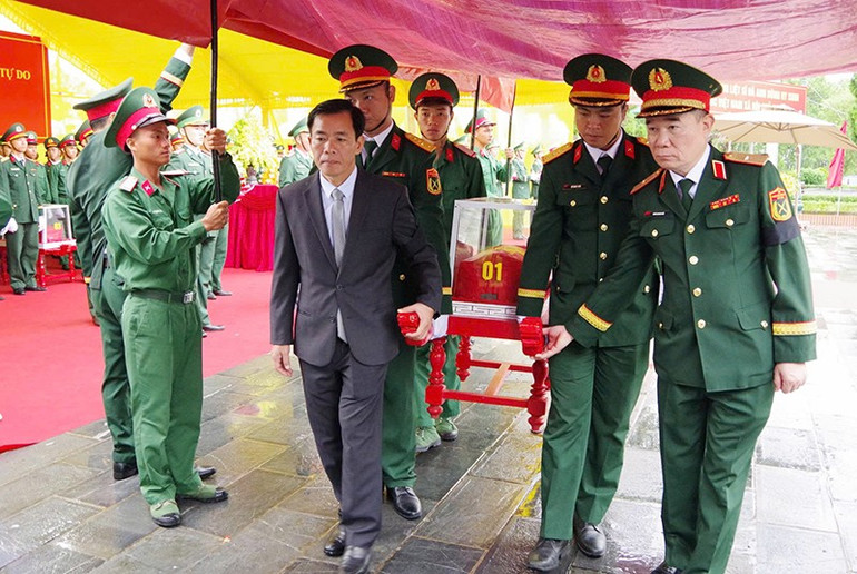 Bí thư Tỉnh ủy Quảng Trị Nguyễn Văn Phương cùng lãnh đạo Tổng Cục Chính trị, Ban Chỉ đạo quốc gia 515, Quân khu 4 tiễn các liệt sĩ về nơi an nghỉ cuối cùng. truy-dieu-2.jpg