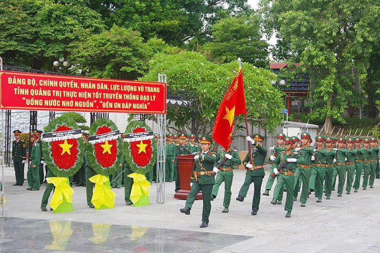 Tiến hành nghi lễ trang trọng tại buổi truy điệu, an táng 12 liệt sĩ. ls2.jpg