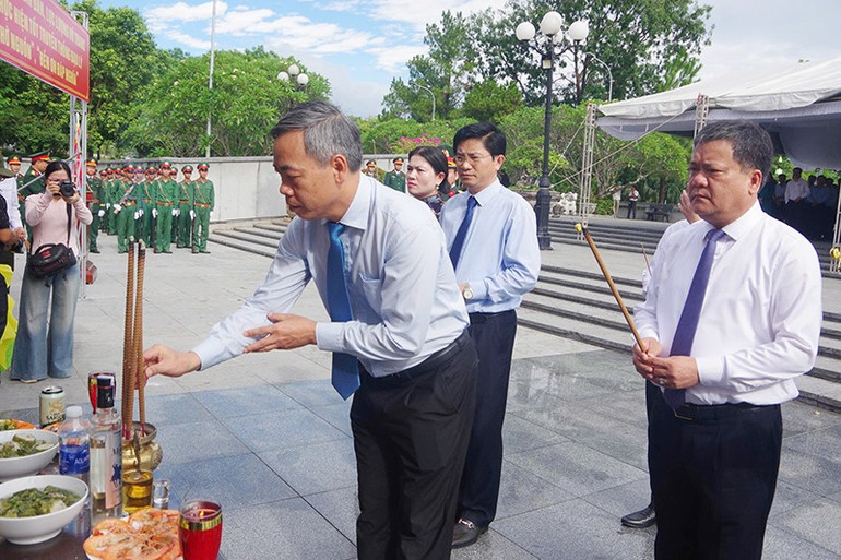 Lãnh đạo tỉnh Quảng Trị dâng hương tri ân các Anh hùng liệt sĩ trước lễ an táng. ls-3.jpg