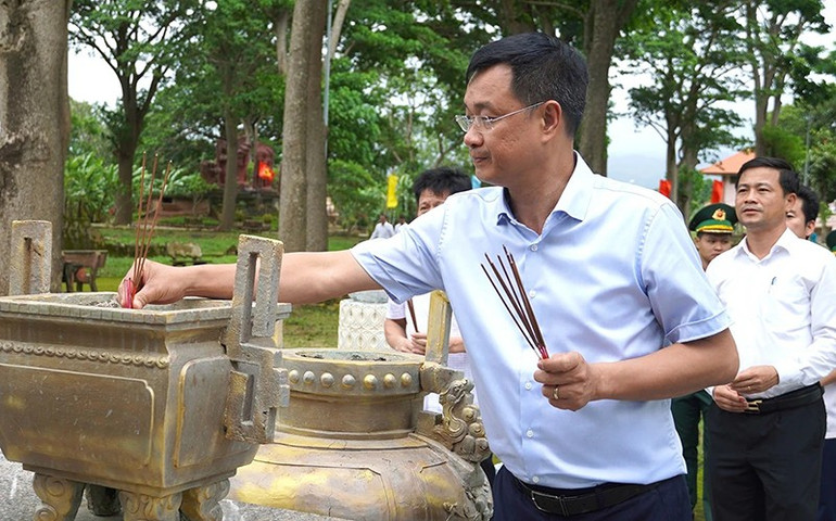 Bí thư Tỉnh ủy Lê Ngọc Quang dâng hương tại Di tích Nhà tù Lao Bảo. q4.jpg