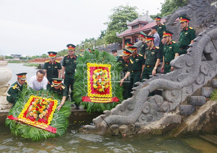 Đoàn công tác của Quân ủy Trung ương, Bộ Quốc phòng dâng hoa, dâng hương các Anh hùng liệt sĩ tại bến thả hoa bờ nam sông Thạch Hãn. ndo_c_tuong-3.jpg