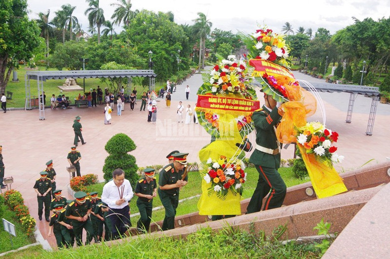 Đoàn công tác của Quân ủy Trung ương, Bộ Quốc phòng dâng hoa, dâng hương tri ân các anh hùng liệt sĩ tại Khu di tích quốc gia đặc biệt Thành cổ Quảng Trị. ndo_c_tuong-2.jpg