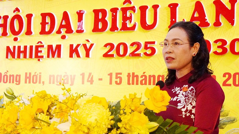 Ủy viên Ban Thường vụ Tỉnh ủy, Bí thư Đảng ủy phường Đồng Hới Phạm Thị Hân phát biểu khai mạc đại hội. aq2.jpg