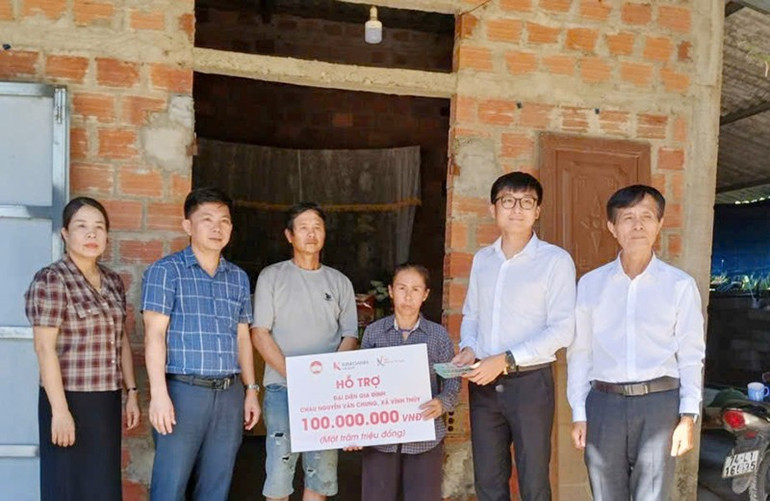 Đại diện Quỹ Khởi sự từ tâm và Tập đoàn Kim Oanh đến thăm hỏi, động viên và tặng 100 triệu đồng cho gia đình ở xã Vĩnh Thủy sửa chữa lại nhà ở. 5.jpg