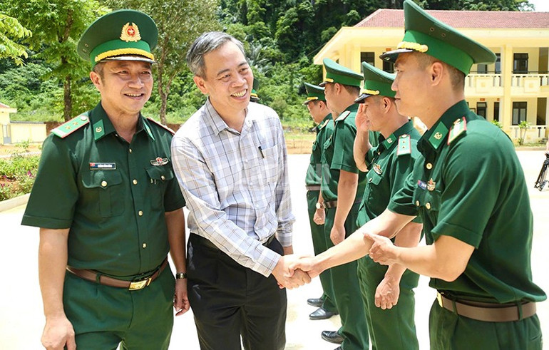 Đồng chí Nguyễn Đăng Quang thăm cán bộ, chiến sĩ Đồn Biên phòng Cà Xèng. ndo_c_quang-3.jpg