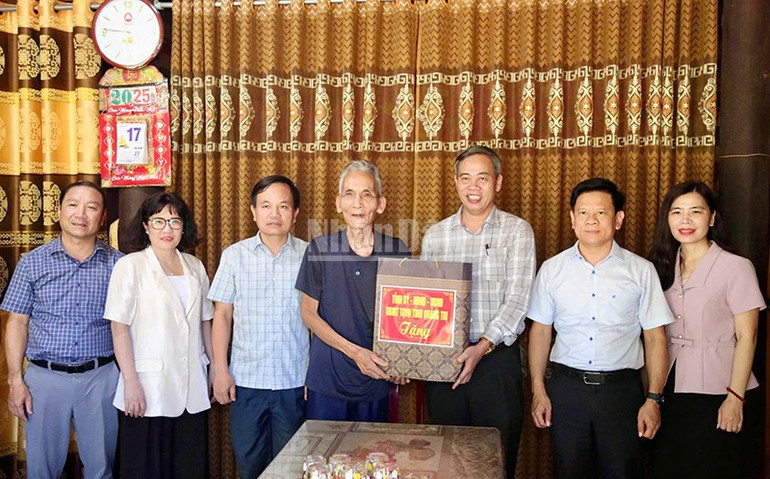 Phó Bí thư Tỉnh ủy, Chủ tịch Hội đồng nhân dân tỉnh Nguyễn Đăng Quang tặng quà bệnh binh Đinh Viễn Ân ở thôn Rục, xã Kim Phú. ndo_c_quang-5.jpg