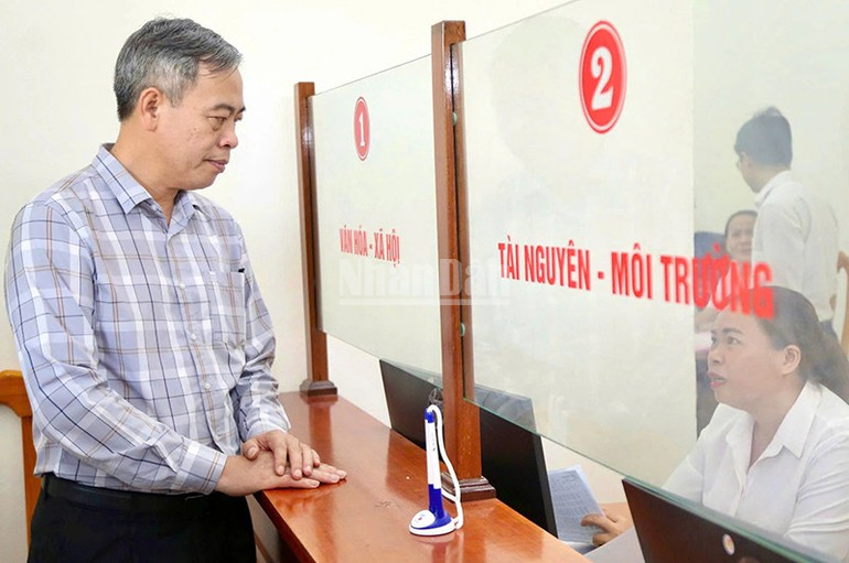 Phó Bí thư Tỉnh ủy, Chủ tịch Hội đồng nhân dân tỉnh Nguyễn Đăng Quang đánh giá cao tinh thần làm việc của công chức tại Trung tâm phục vụ hành chính công xã Kim Phú. ndo_c_quang-1.jpg