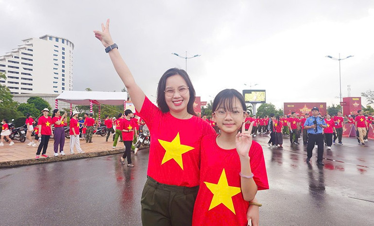 Hai mẹ con cùng niềm vui. 12.jpg