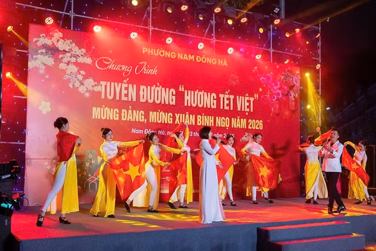 Biểu diễn các tiết mục văn nghệ tại Chương trình "Hương Tết Việt".