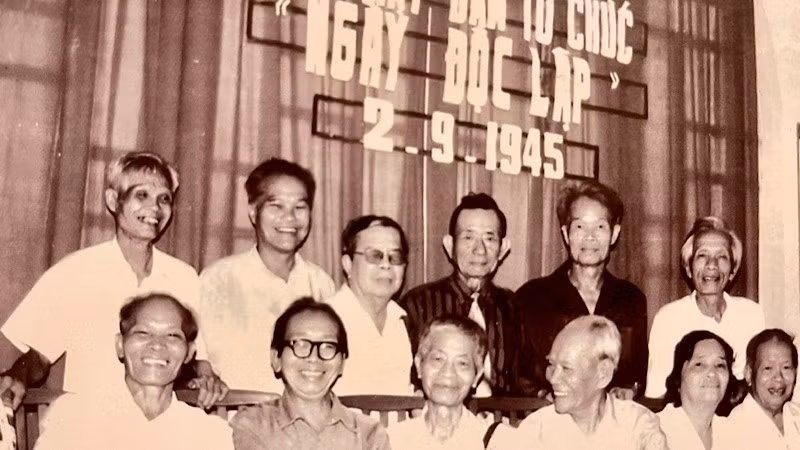 Kiến trúc sư Ngô Huy Quỳnh (đứng thứ 2 từ phải sang) trong buổi Họp mặt ban tổ chức Ngày Độc lập 2/9/1945. ( Ảnh: Nguyễn Đình Toán)