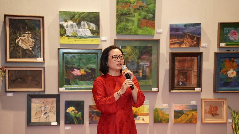 Bà Nguyễn Liên Hương, Phó Giám đốc Trung tâm Hoạt động văn hóa, khoa học Văn Miếu-Quốc Tử Giám phát biểu khai mạc triển lãm.