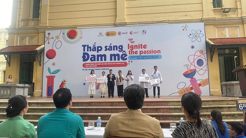 Sự kiện “Thắp sáng đam mê” mong muốn nuôi dưỡng đam mê làm khoa học của các em học sinh. 