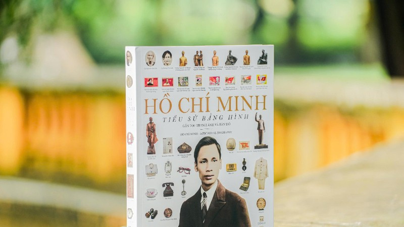 Cuốn sách “Hồ Chí Minh – Tiểu sử bằng hình” với gần 700 bức ảnh, tranh vẽ, hình chụp hiện vật và tượng đài cùng một số bản đồ, lược đồ.