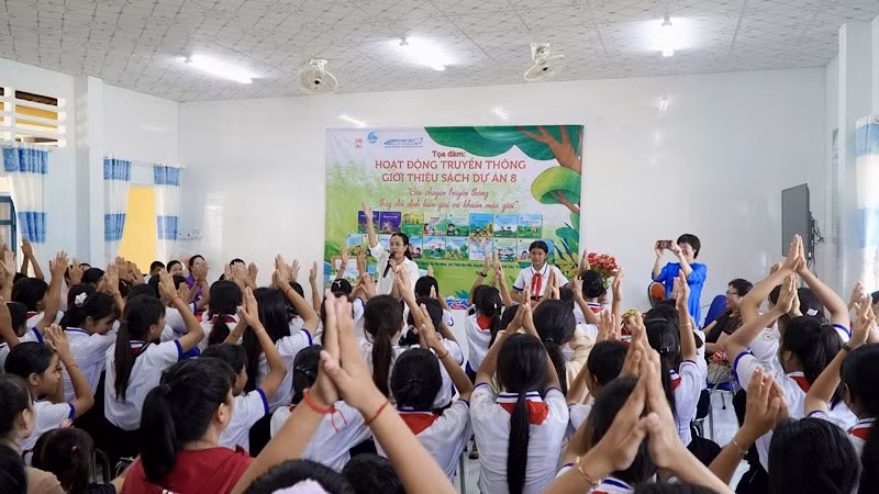 Các em học sinh hào hứng tham gia Chương trình giới thiệu sách thuộc Dự án “Thực hiện bình đẳng giới và giải quyết những vấn đề cấp thiết với phụ nữ và trẻ em”.