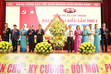 Lãnh đạo Tỉnh ủy Phú Thọ chúc mừng Đại hội Đảng bộ xã Lập Thạch.
