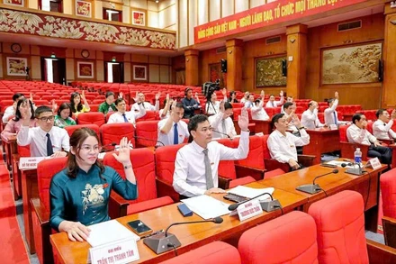 Đại biểu Hội đồng nhân dân tỉnh biểu quyết thông qua các nghị quyết.