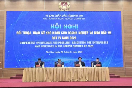 Các đồng chí lãnh đạo Ủy ban nhân dân tỉnh chủ trì buổi đối thoại.