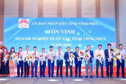 Bí thư Tỉnh ủy Vĩnh Phúc Đặng Xuân Phong chúc mừng các doanh nghiệp xuất sắc năm 2025.