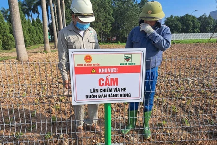 Xây dựng tường rào, dựng bảng cấm lấn chiếm trước cổng Khu công nghiệp Bá Thiện 2.