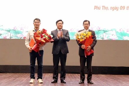 Chủ tịch Ủy ban nhân dân tỉnh Trần Duy Đông trao giấy chứng nhận đăng ký đầu tư cho 2 dự án điện tử, bán dẫn.