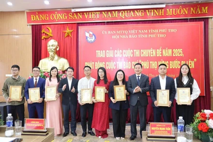 Chủ tịch Hội Nhà báo tỉnh Phú Thọ trao giải A cuộc thi “Vĩnh Phúc chung sức xây dựng nông thôn mới”.