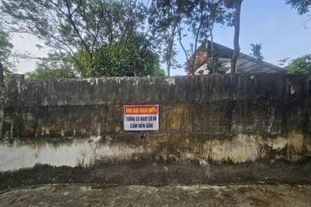 Biển cảnh báo nguy hiểm tại trường trung học phổ thông Liễn Sơn.