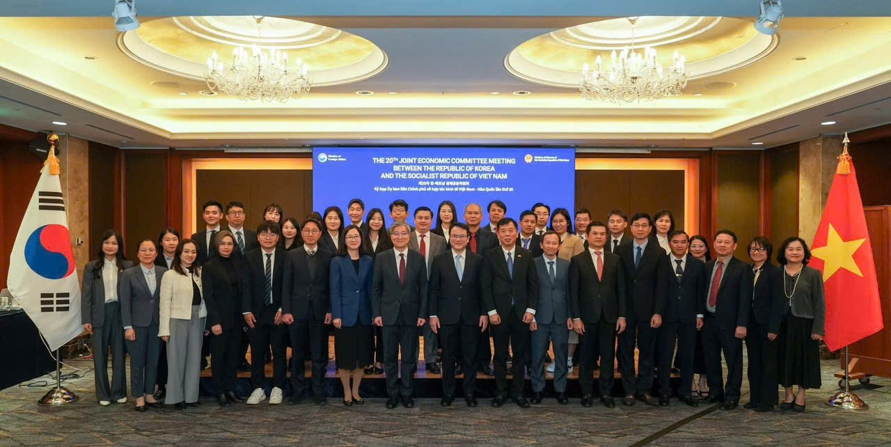 Đại biểu tham gia Kỳ họp lần thứ 20 Ủy ban liên Chính phủ Việt Nam-Hàn Quốc diễn ra ngày 14/11/2025 chụp ảnh kỷ niệm. (Ảnh: Đại sứ quán Việt Nam tại Hàn Quốc)