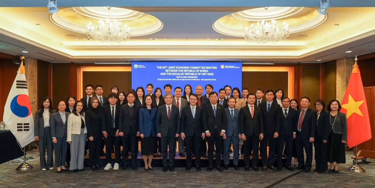 Đại biểu tham gia Kỳ họp lần thứ 20 Ủy ban liên Chính phủ Việt Nam-Hàn Quốc diễn ra ngày 14/11/2025 chụp ảnh kỷ niệm. (Ảnh: Đại sứ quán Việt Nam tại Hàn Quốc)