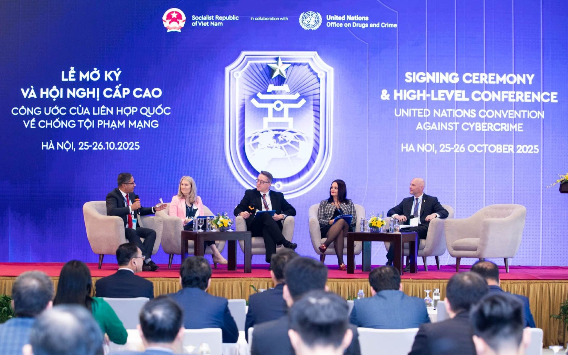 Các diễn giả tham dự Tọa đàm "Thúc đẩy hợp tác quốc tế trong phòng ngừa và đấu tranh tội phạm mạng: Cách tiếp cận quốc gia trong triển khai Công ước về chống tội phạm mạng”. (Ảnh: Bộ Ngoại giao)