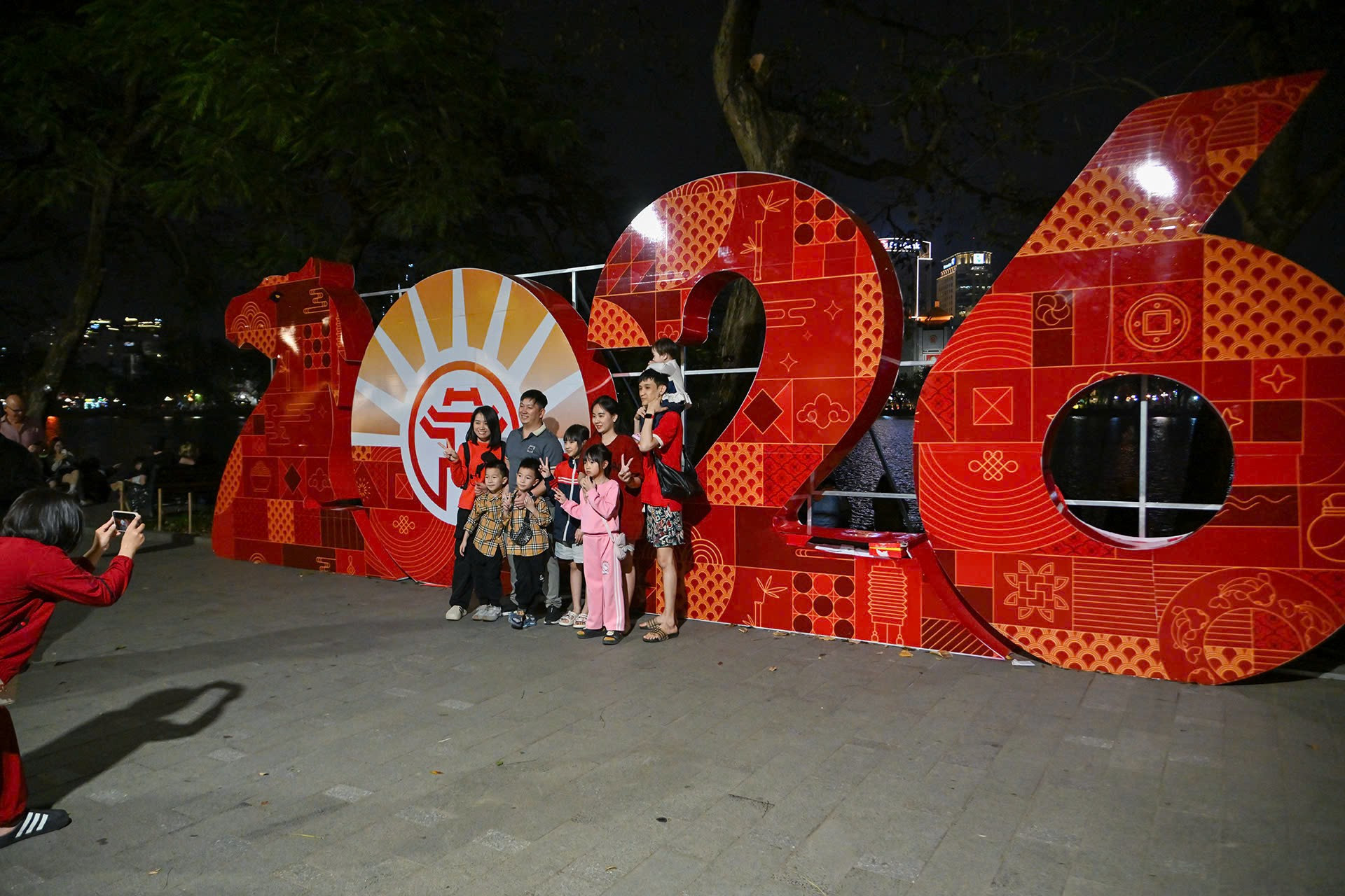 Người dân thủ đô tranh thủ ghi lại những khoảnh khắc trước giờ giao thừa.