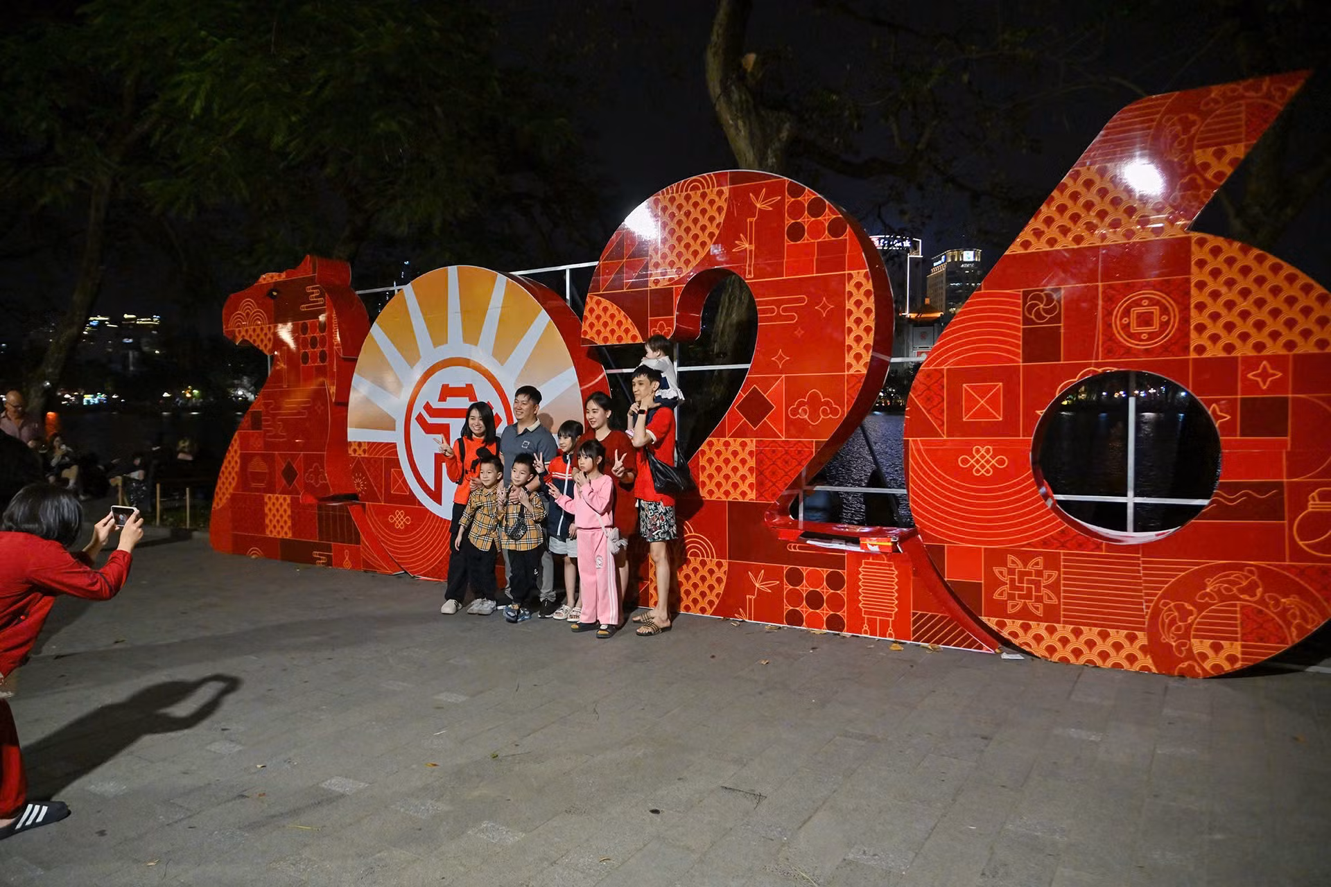 Người dân thủ đô tranh thủ ghi lại những khoảnh khắc trước giờ giao thừa.