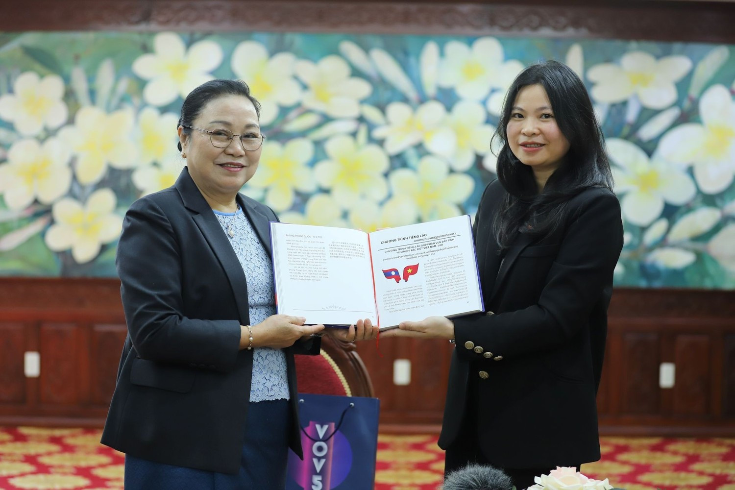 Đại sứ nước Cộng hòa Dân chủ Nhân dân Lào tại Việt Nam Khamphao Ernthavanh trao học bổng chương trình học tiếng Lào cho sinh viên Việt Nam. (Ảnh: Đại sứ quán Lào tại Việt Nam)