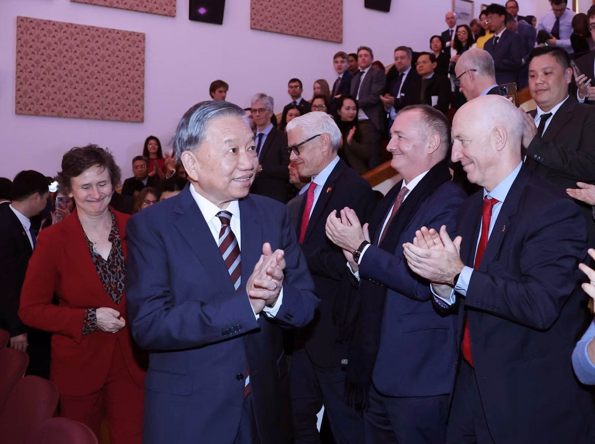 vna-potal-tong-bi-thu-to-lam-phat-bieu-chinh-sach-tai-dai-hoc-oxford-8371032.jpg