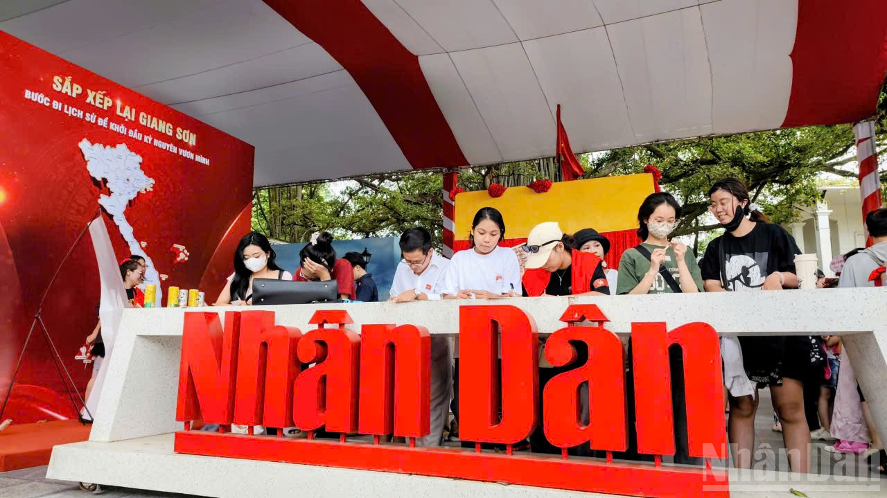 Người dân viết thư tay gửi Tổ quốc thân yêu. ndo_br_anhdaidien.jpg