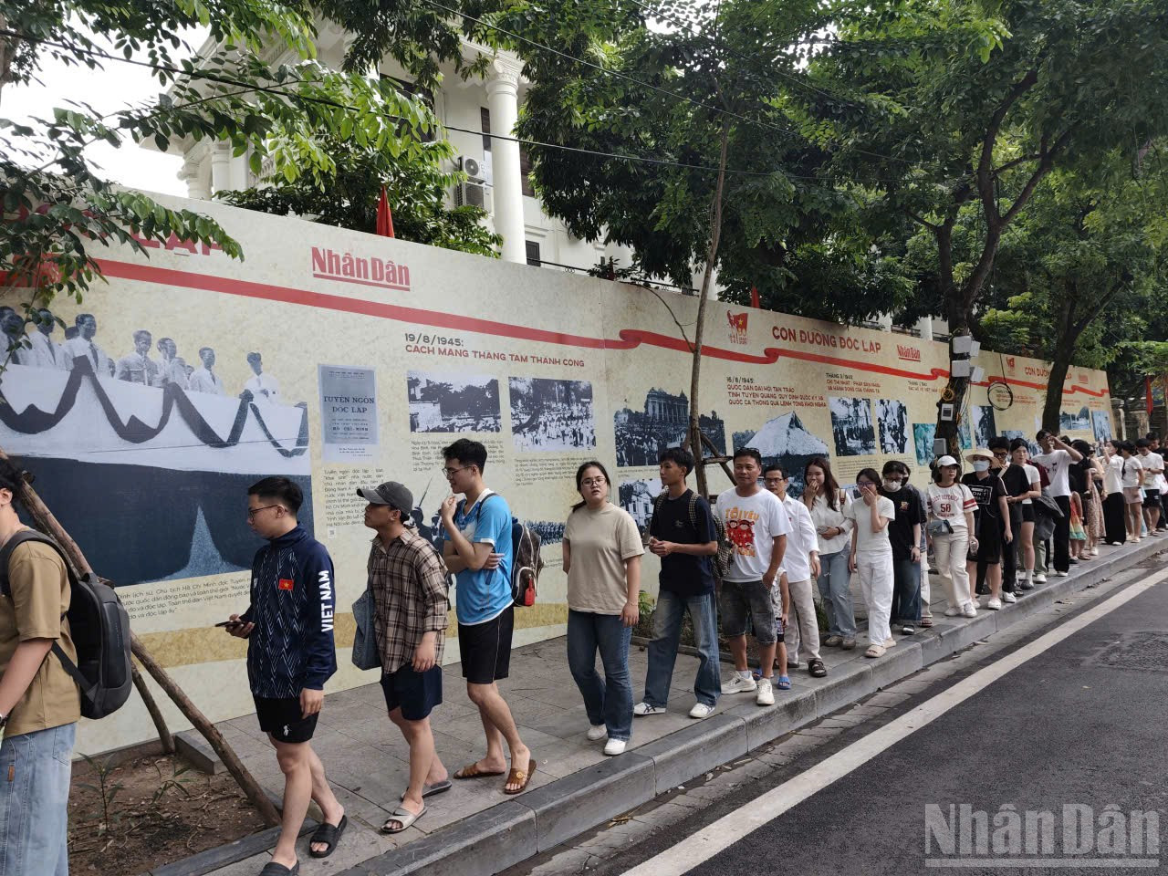 Hình ảnh người dân xếp hàng, chờ đợi để nhận ấn phẩm phụ san “đặc biệt”. ndo_br_trienlam2.jpg