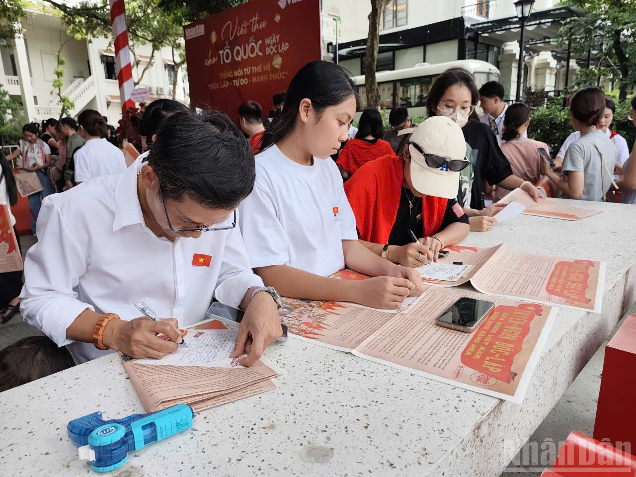 Người dân tham gia viết thư tay tại không gian triển lãm “Viết thư cho Tổ quốc”. ndo_br_trienlam7.jpg