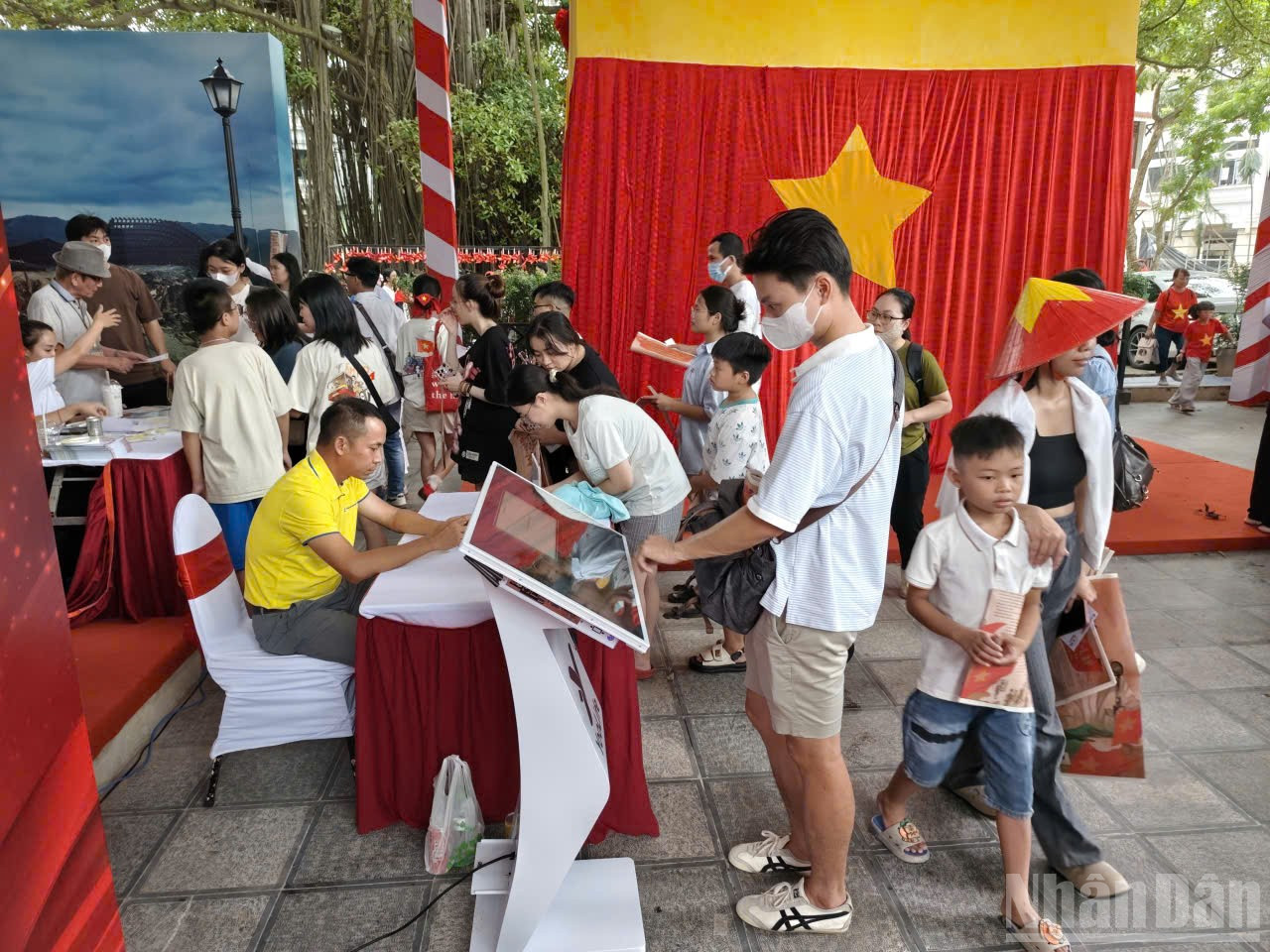 Người dân trải nghiệm công nghệ VR360. ndo_br_trienlam6.jpg