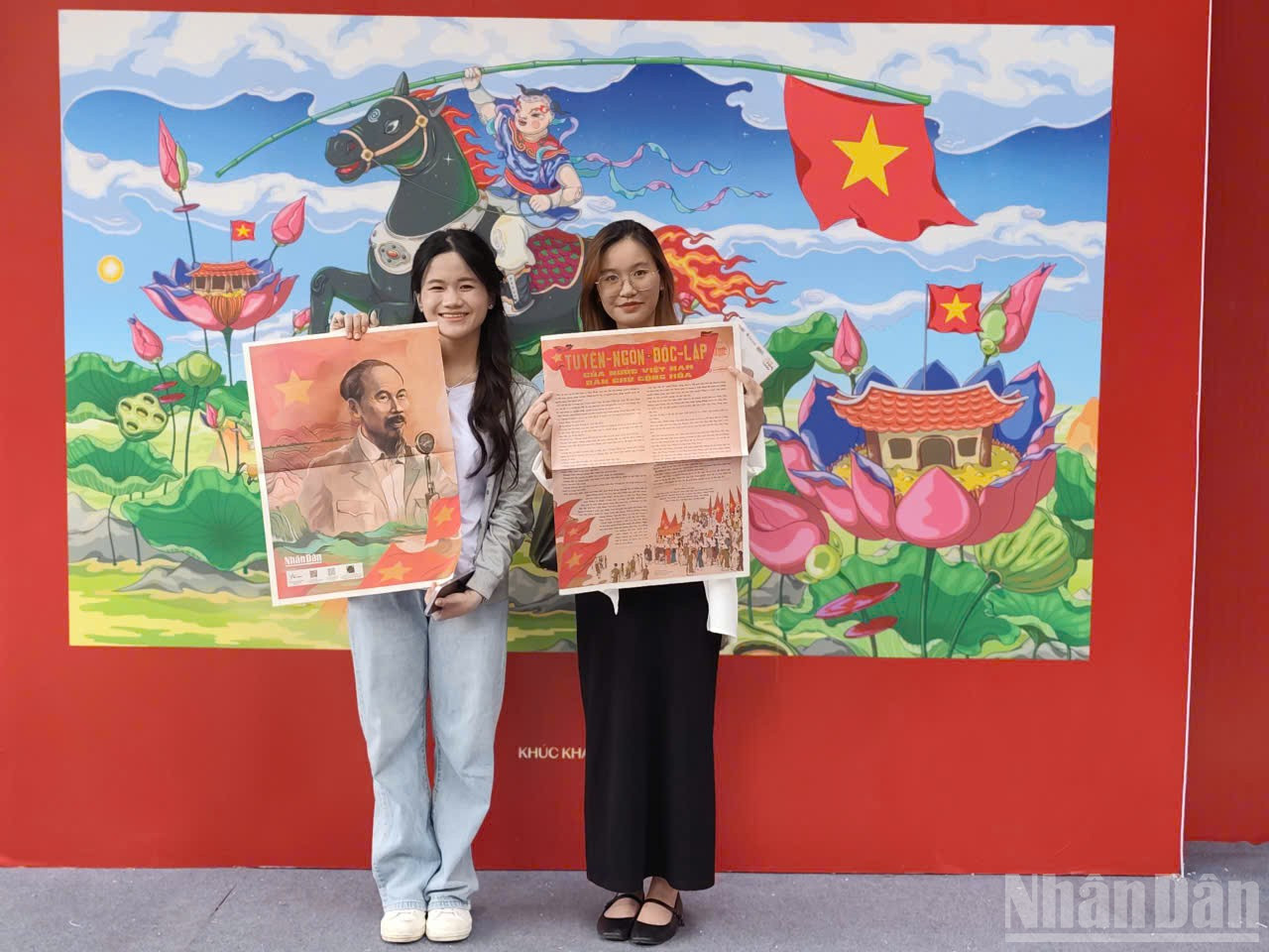 Chị Nguyễn Phương Linh và Trần Thị Bích Diệp biết ơn công lao to lớn của các anh hùng liệt sĩ đã hy sinh máu xương để giành lại độc lập, tự do cho đất nước. ndo_br_trienlam8.jpg