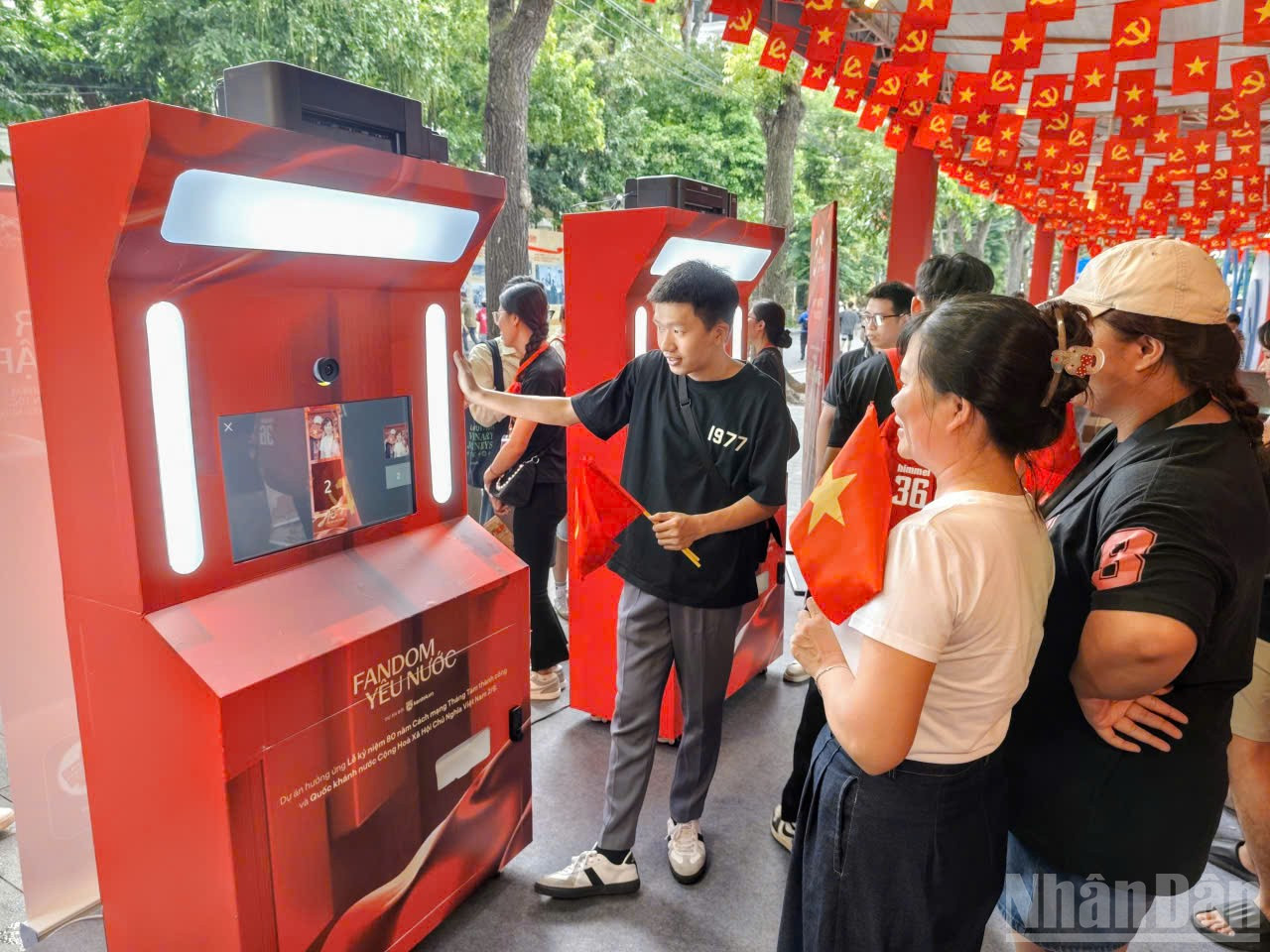 Người dân thích thú trải nghiệm chụp ảnh lấy ngay với công nghệ tăng cường thực tế ảo. ndo_br_trienlam4.jpg