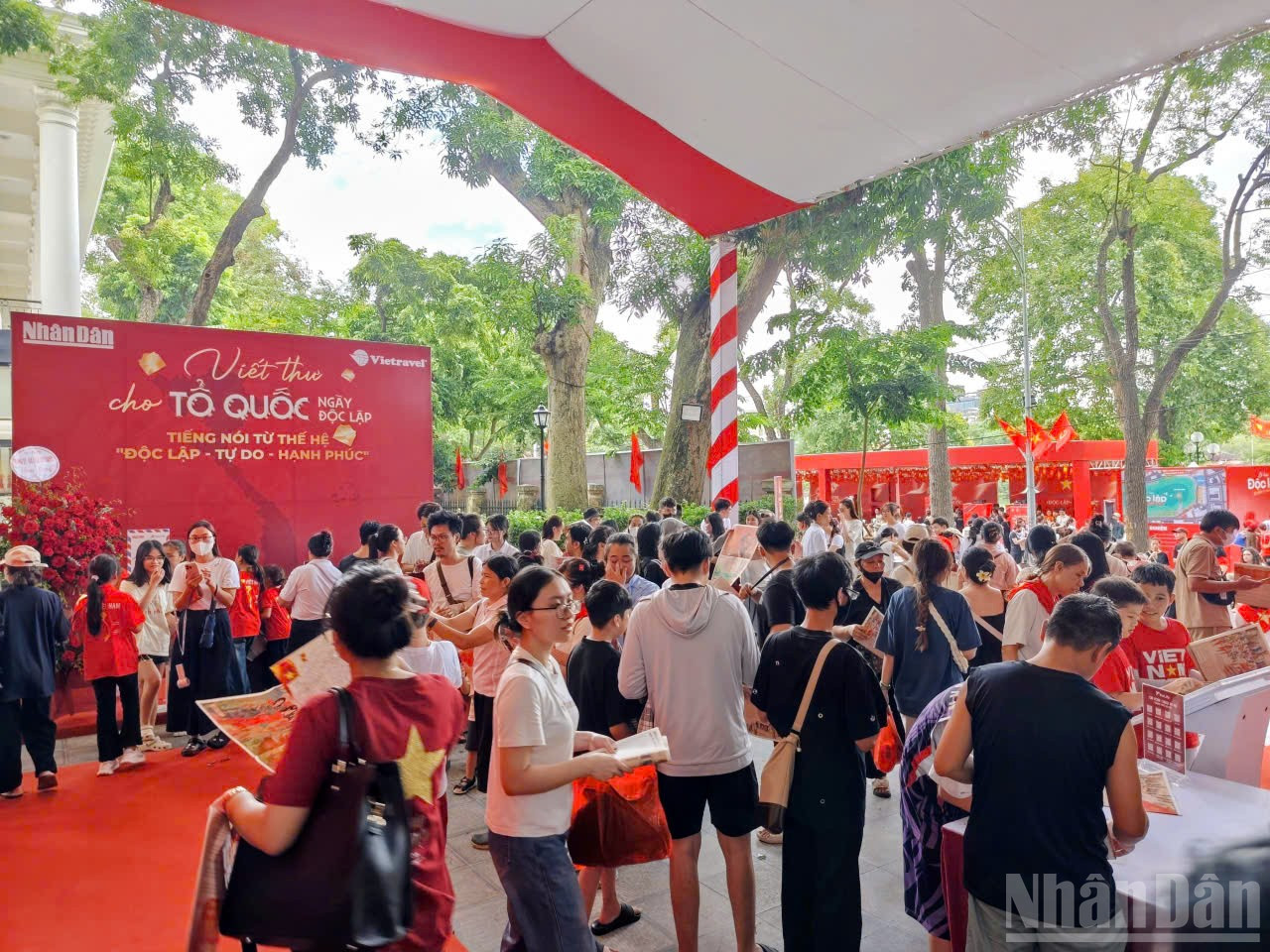 Hình ảnh người dân tới tham gia triển lãm trong ngày 30/8. ndo_br_trienlam1.jpg