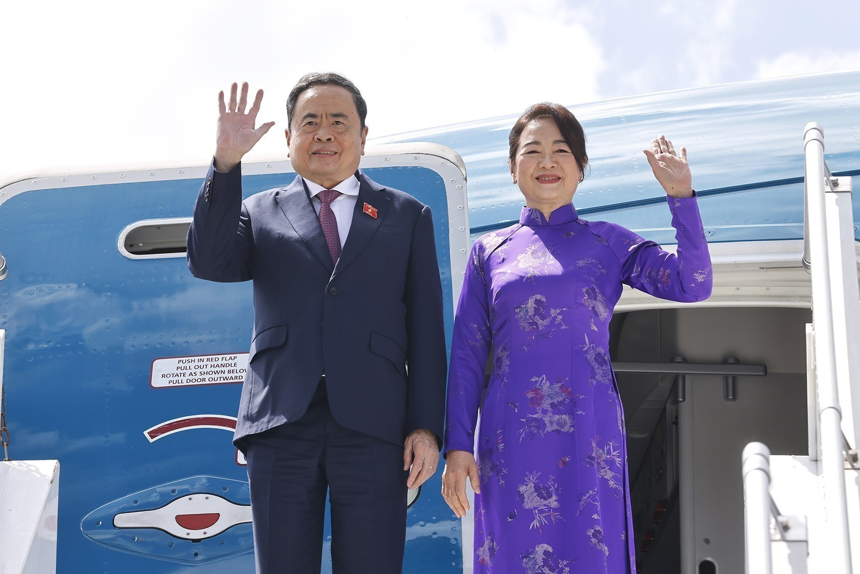 Chủ tịch Quốc hội Trần Thanh Mẫn và Phu nhân đến sân bay quốc tế Geneva, Thụy Sĩ. (Ảnh: Doãn Tấn/TTXVN) ts3.jpg