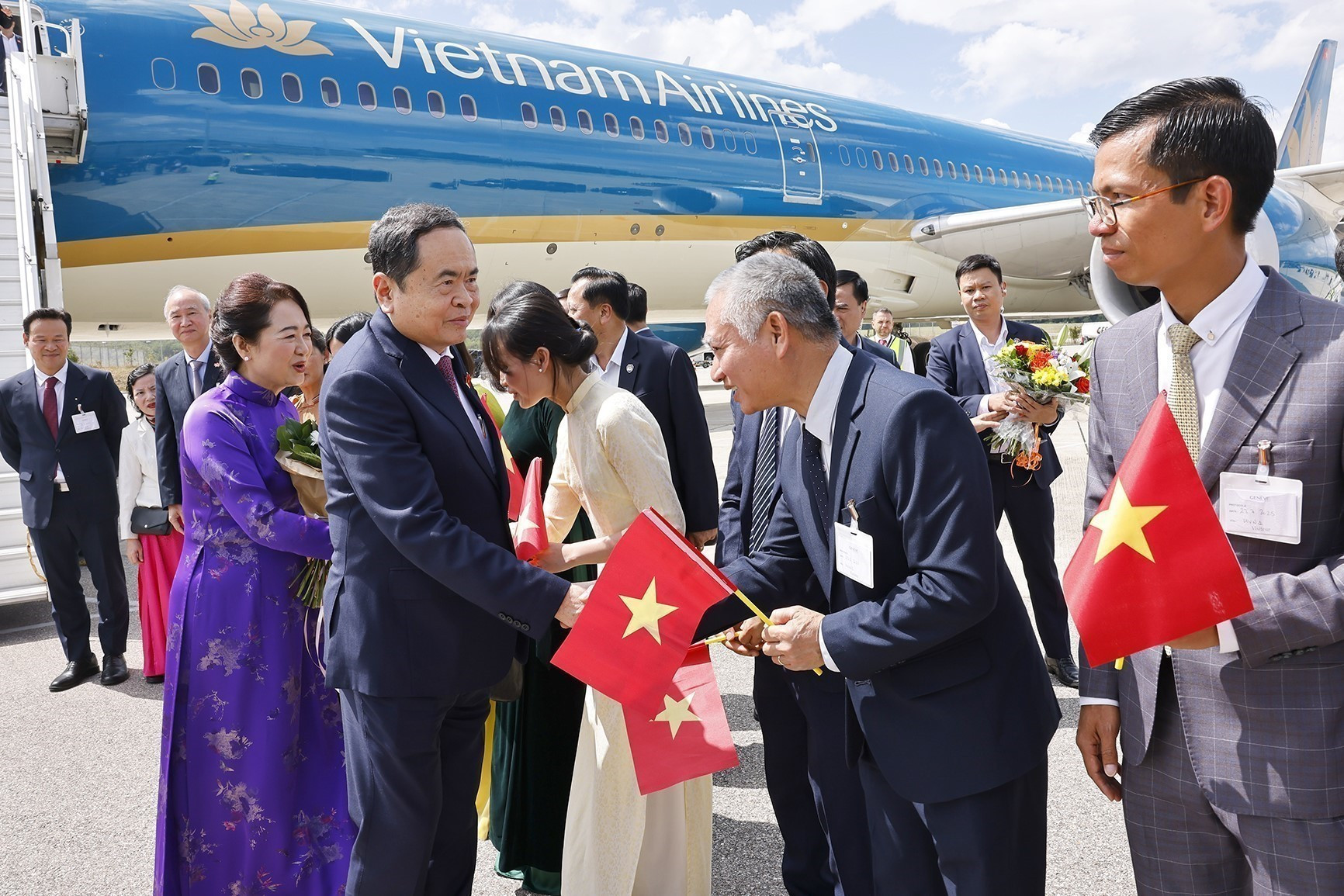 Cán bộ, nhân viên Đại sứ quán và cộng đồng người Việt Nam đón Chủ tịch Quốc hội Trần Thanh Mẫn và Phu nhân tại sân bay quốc tế Geneva. (Ảnh: Doãn Tấn/TTXVN) ts4.jpg
