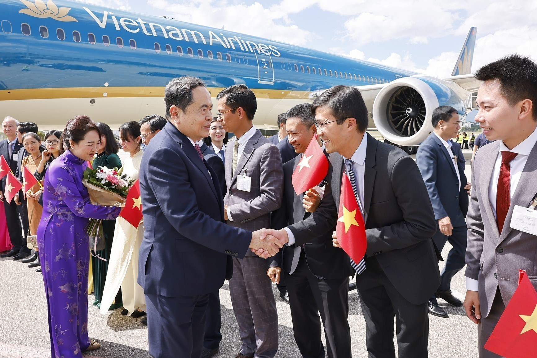Cán bộ, nhân viên Đại sứ quán và cộng đồng người Việt Nam đón Chủ tịch Quốc hội Trần Thanh Mẫn và Phu nhân tại sân bay quốc tế Geneva. (Ảnh: Doãn Tấn/TTXVN) ts2.jpg